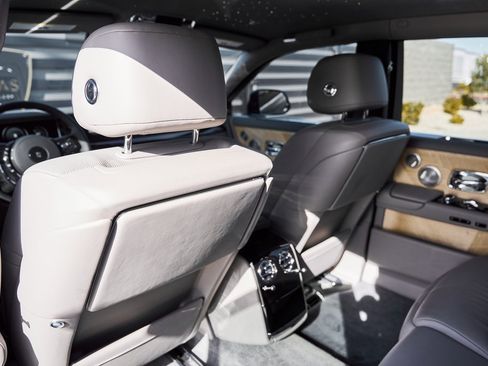 Used 2025 Rolls-Royce Phantom Sedan image 44