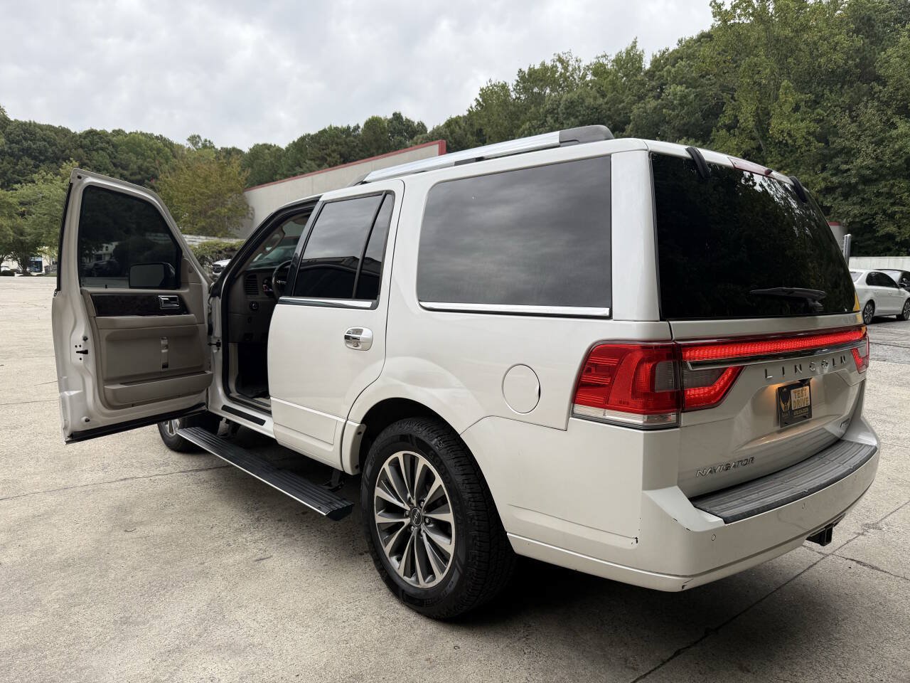 Used 2015 Lincoln Navigator 2WD image 13