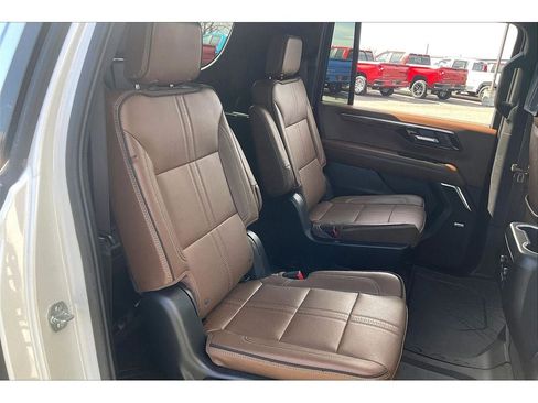 Used 2025 Chevrolet Suburban High Country image 29
