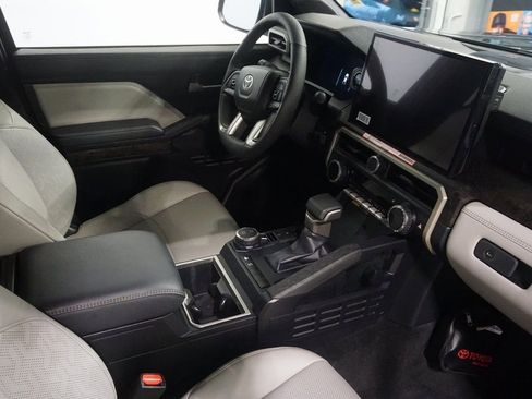 Certified 2025 Toyota Tacoma Limited AWD/4WD image 27