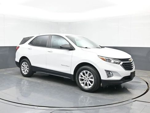 Used 2021 Chevrolet Equinox LS w/ LS Convenience Package image 4