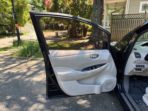 Used 2015 Nissan Leaf SV FWD image 10