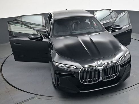Used 2025 BMW 760i xDrive w/ Luxury Rear Seating Package image 38