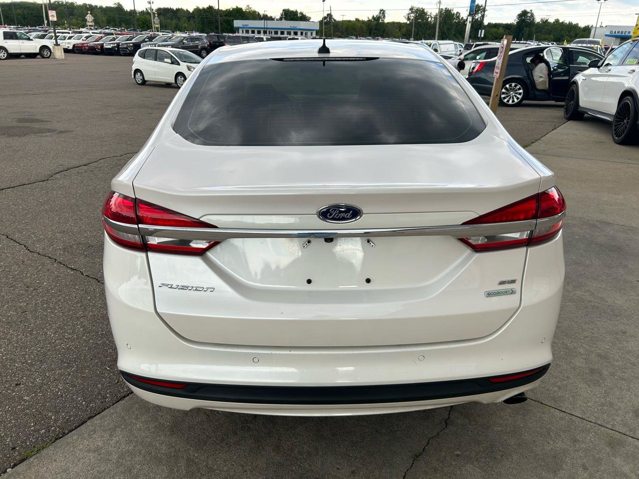 Used 2018 Ford Fusion SE w/ Fusion SE Technology Package FWD image 6