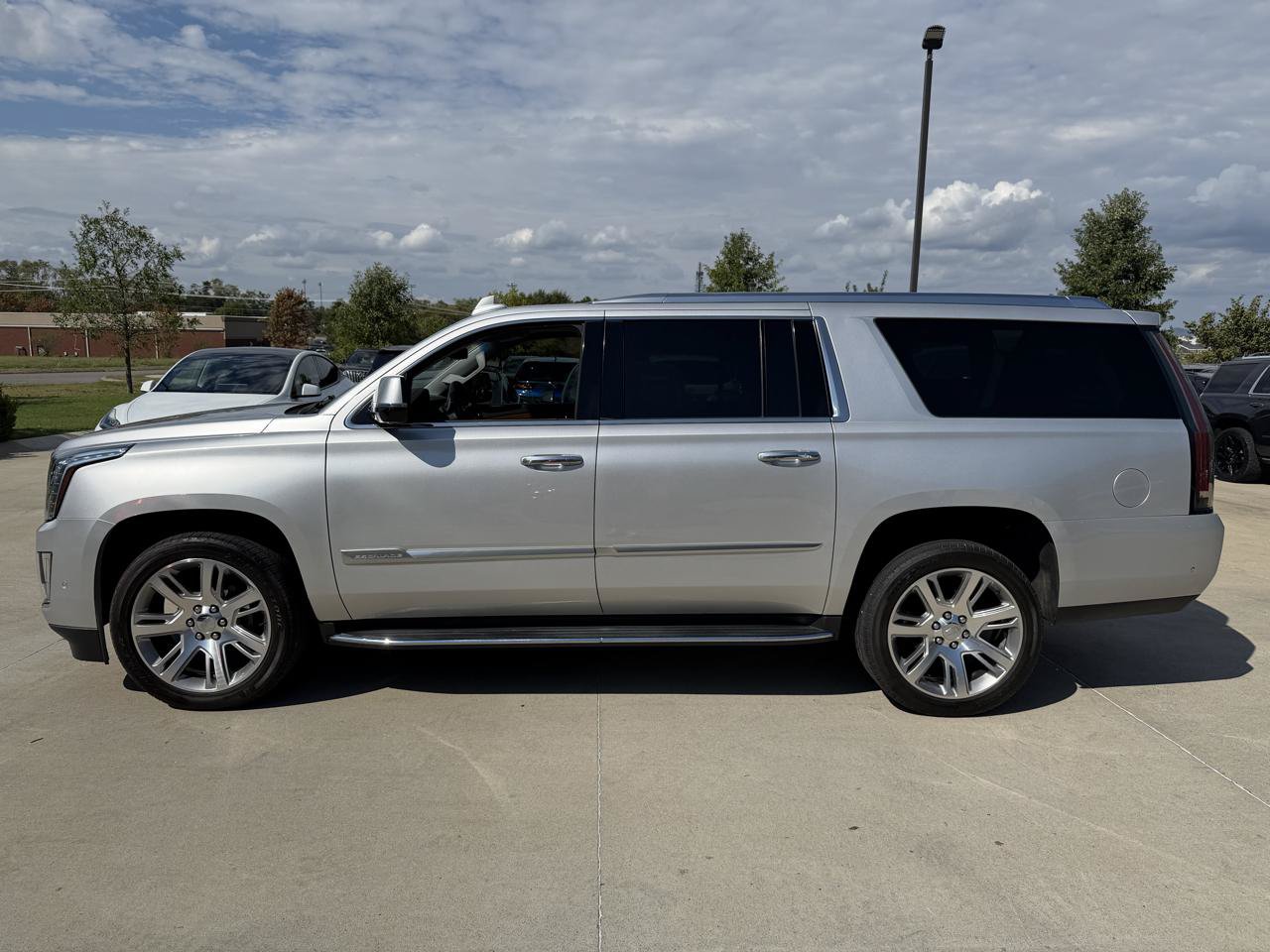 Used 2017 Cadillac Escalade ESV Luxury AWD/4WD image 4