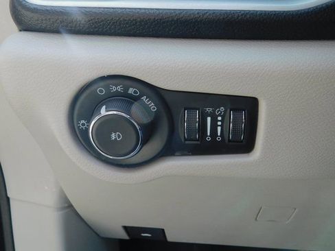 Used 2024 Chrysler Pacifica Select image 16