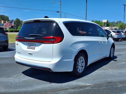 Used 2024 Chrysler Pacifica Touring-L FWD image 21
