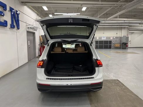 Certified 2023 Volkswagen Tiguan SE w/ Panoramic Sunroof Package AWD/4WD image 8