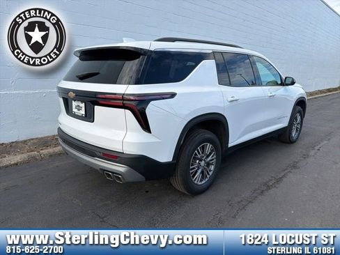 Used 2025 Chevrolet Traverse LT image 4