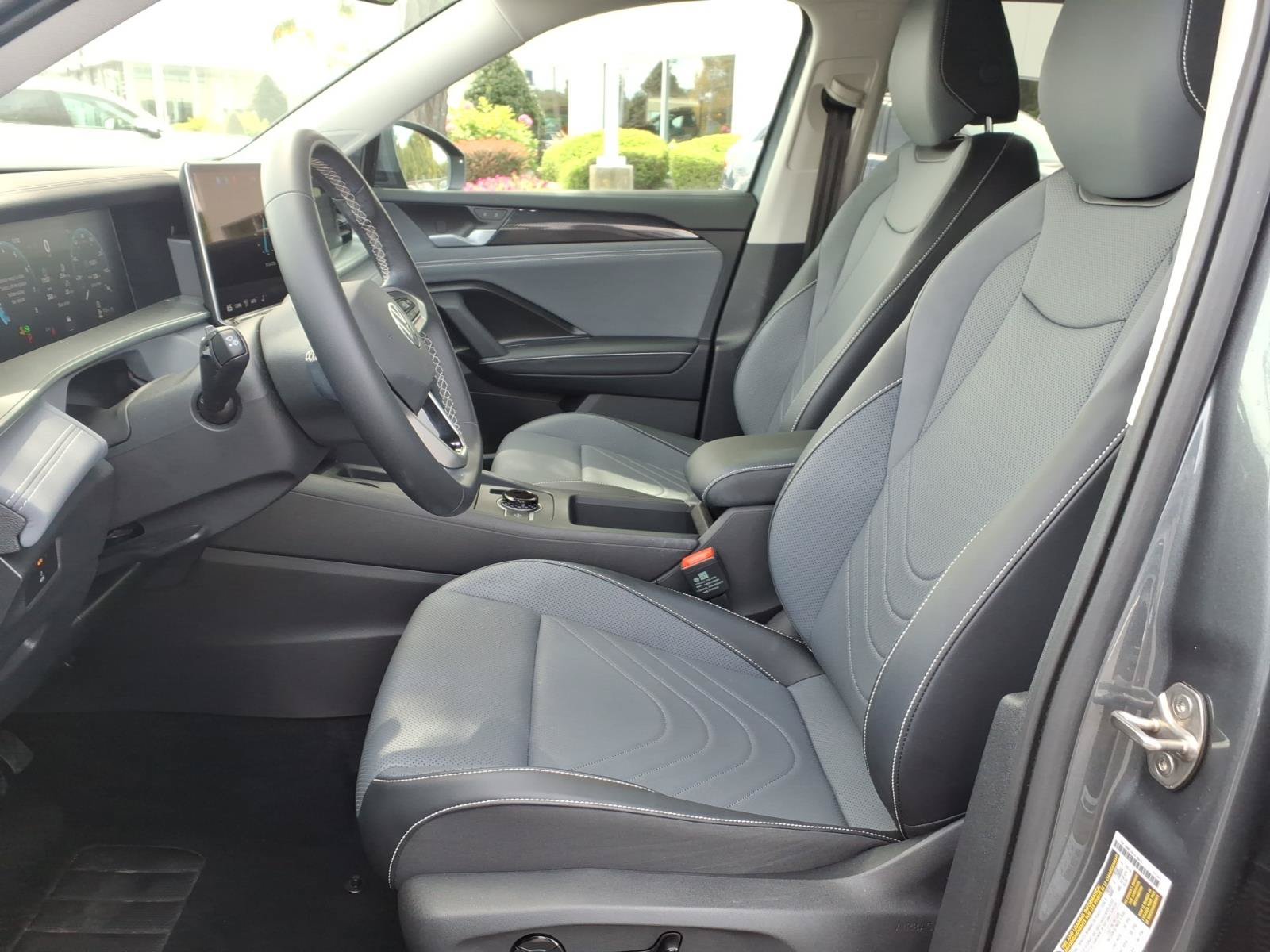 Used 2025 Volkswagen Tiguan SE AWD/4WD image 18