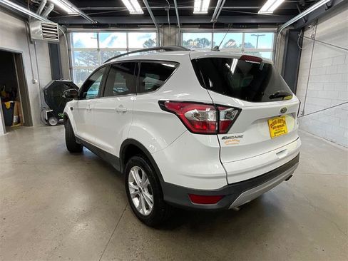 Used 2018 Ford Escape SE w/ SE Sync 3 Package FWD image 3