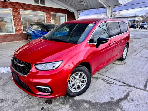 New 2026 Chrysler Pacifica Select image 1