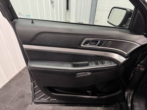 Used 2017 Ford Explorer XLT w/ XLT Technology Feature Bundle AWD/4WD image 6