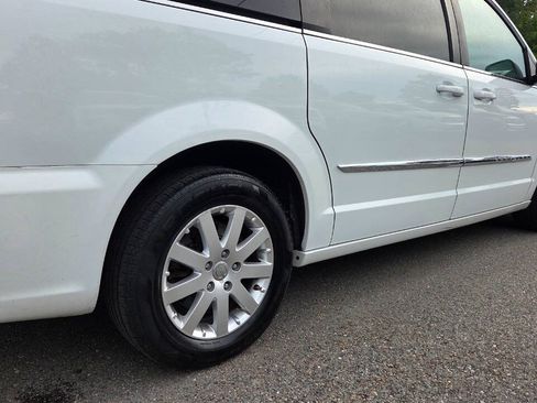 Used 2016 Chrysler Town & Country Touring FWD image 14