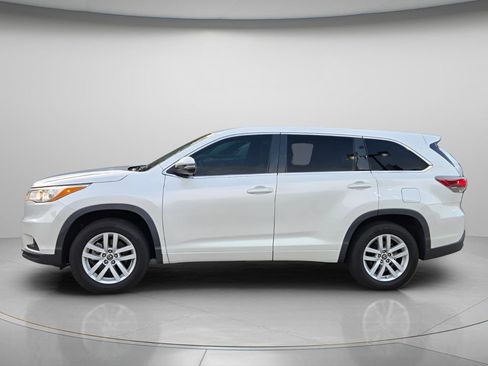 Used 2016 Toyota Highlander LE FWD image 3