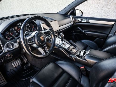 Used 2015 Porsche Cayenne Turbo image 2
