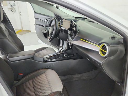 Used 2025 Chevrolet Trax LT w/ Driver Confidence Package FWD image 19
