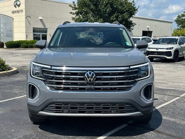 Used 2025 Volkswagen Atlas SE AWD/4WD image 2