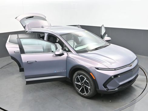 New 2026 Chevrolet Equinox EV LT FWD image 40