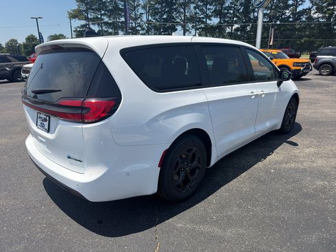 Used 2024 Chrysler Pacifica Limited FWD image 6