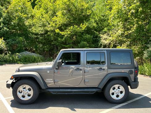 Used 2016 Jeep Wrangler Unlimited Sport w/ Connectivity Group AWD/4WD image 2