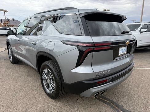 Used 2025 Chevrolet Traverse LT FWD image 9