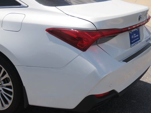 Used 2022 Toyota Avalon Limited w/ Advanced Safety Package FWD image 13