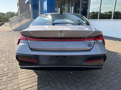 Used 2025 Hyundai Elantra SEL FWD image 4