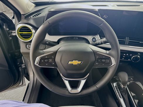 Used 2025 Chevrolet Trax LT w/ LT Convenience Package image 15