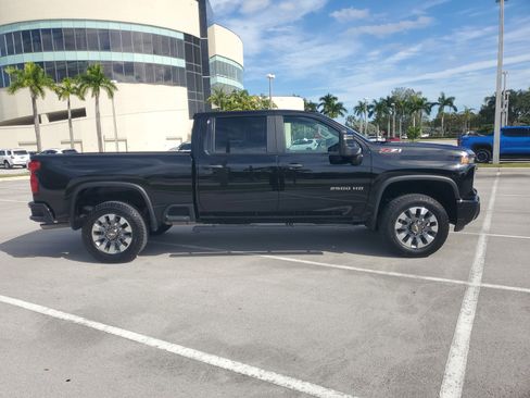 Used 2024 Chevrolet Silverado 2500 Custom w/ Custom Value Package image 2