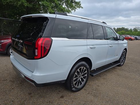 Used 2025 Ford Expedition Platinum AWD/4WD image 4