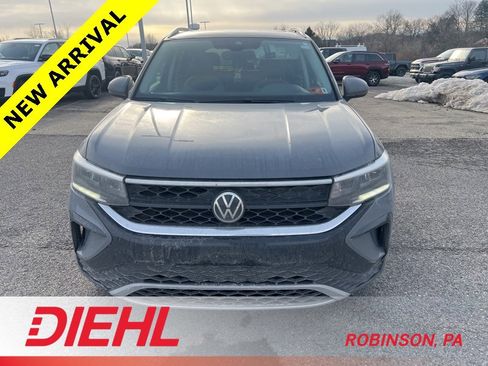 Used 2022 Volkswagen Taos SE image 2