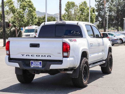 Used 2018 Toyota Tacoma TRD Sport AWD/4WD image 11