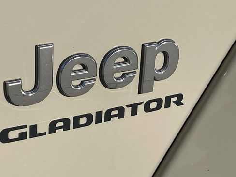 Used 2020 Jeep Gladiator Overland image 8