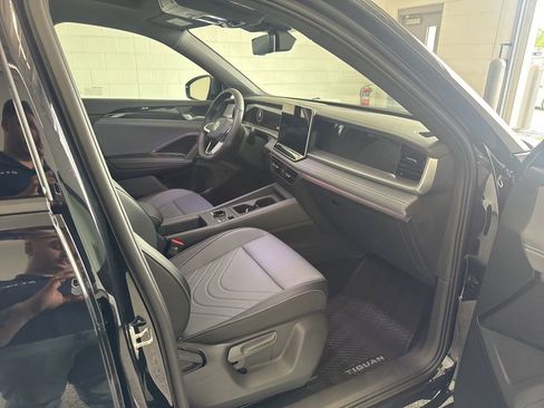 New 2026 Volkswagen Tiguan SE R-Line AWD/4WD image 9