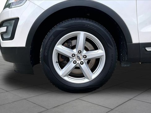 Used 2017 Ford Explorer XLT AWD/4WD image 11