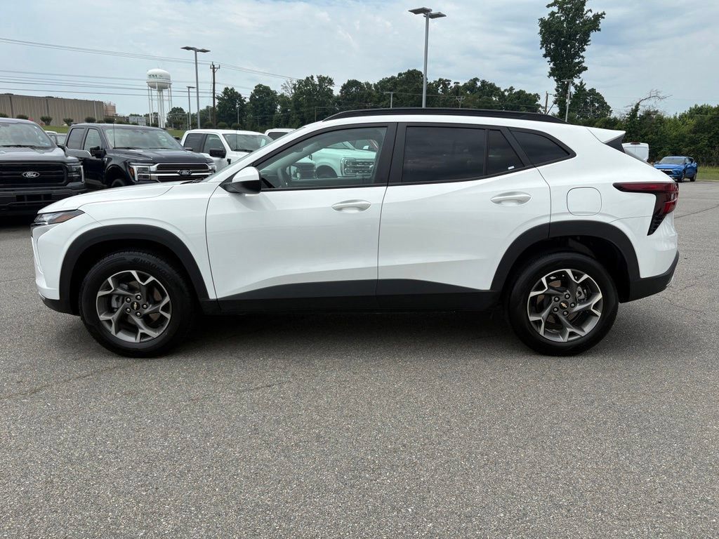 Used 2025 Chevrolet Trax LT FWD image 7