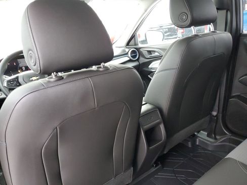 Used 2025 Chevrolet Trax LT w/ LT Convenience Package image 31