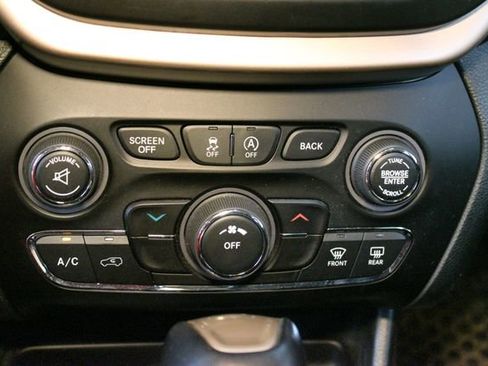 Used 2015 Jeep Cherokee Latitude w/ Cold Weather Group AWD/4WD image 25