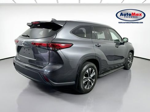 Used 2020 Toyota Highlander XLE AWD/4WD image 2