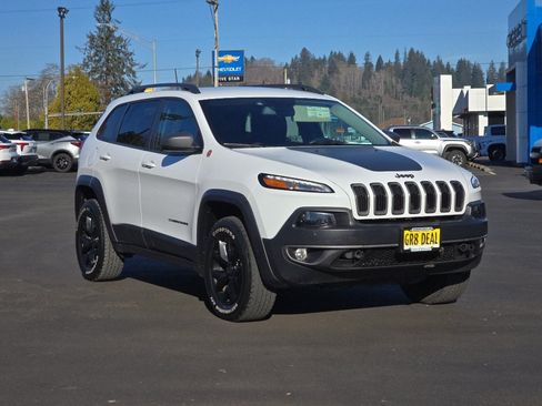 Used 2018 Jeep Cherokee Trailhawk AWD/4WD image 2