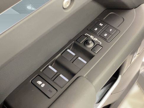 Used 2025 Land Rover Defender 110 S image 10