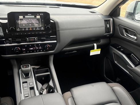 New 2025 Nissan Pathfinder SL image 13