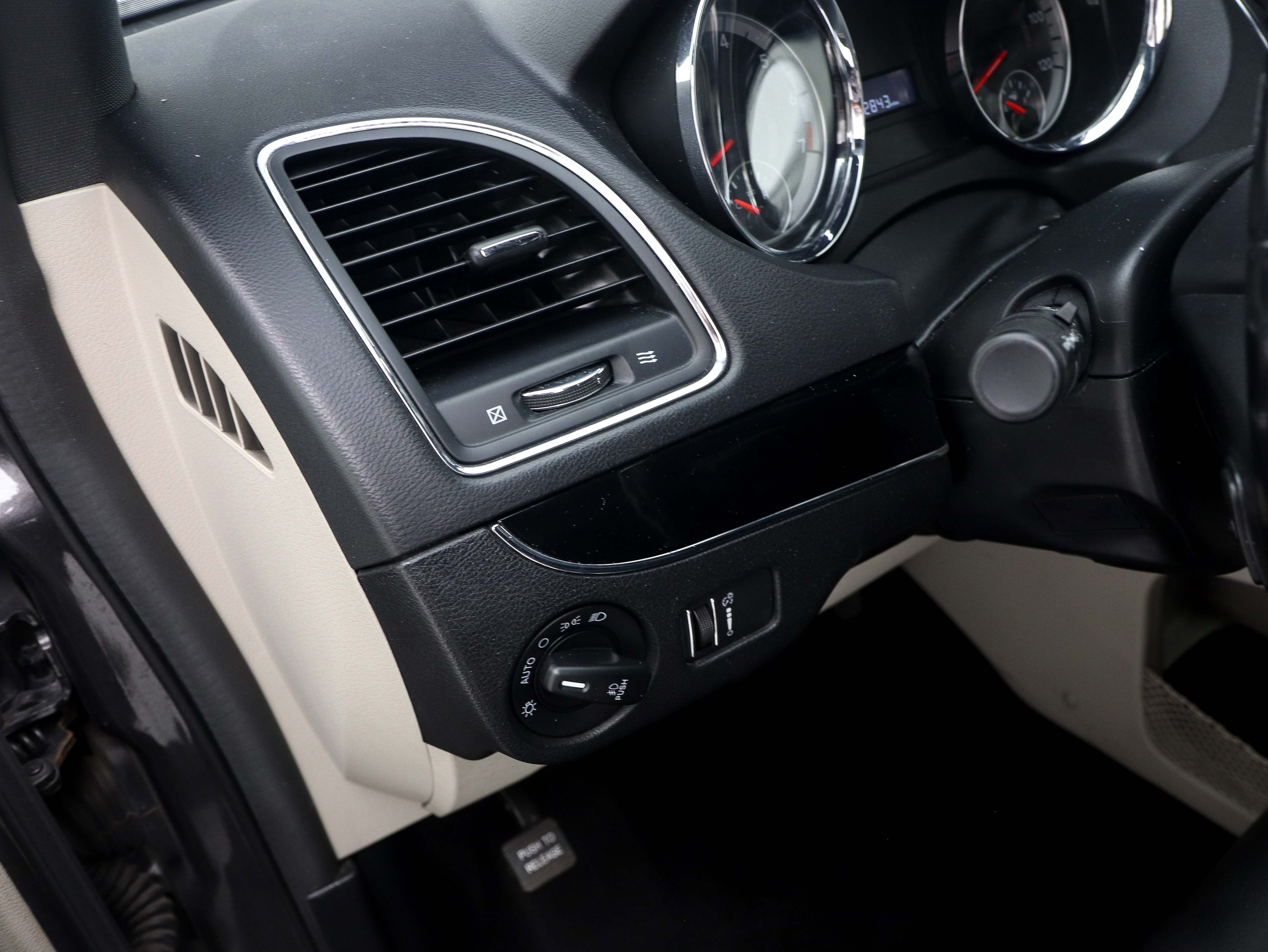 Used 2020 Dodge Grand Caravan SXT FWD image 22