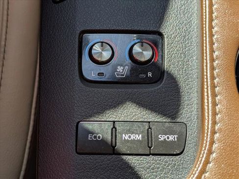 Used 2017 Toyota Avalon Limited image 8