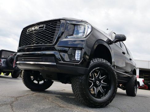 Used 2024 GMC Yukon XL SLT w/ SLT Luxury Package image 7