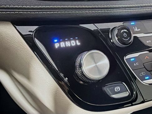 Used 2023 Chrysler Pacifica Touring-L FWD image 16