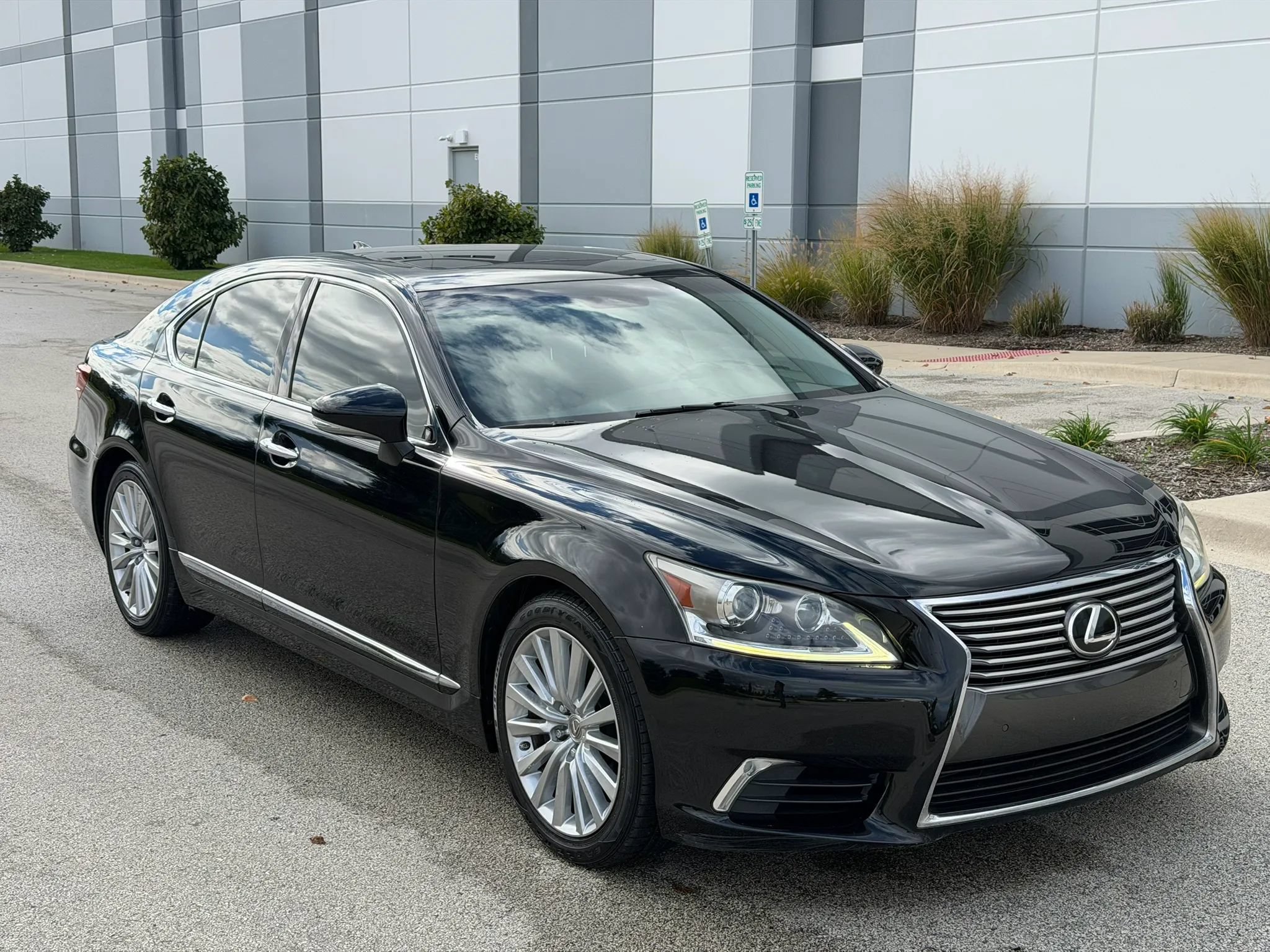 Used 2014 Lexus LS 460 w/ Comfort Package RWD image 3