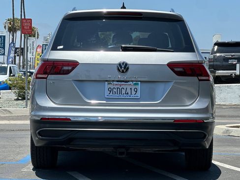Used 2023 Volkswagen Tiguan SE w/ Panoramic Sunroof Package FWD image 5
