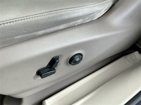 Used 2020 Chrysler Voyager LX image 18